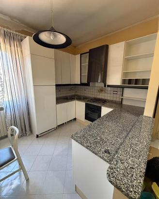 Cucina berloni con top di marmo granito