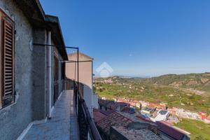 CASA SEMINDIPENDENTE A SANTA LUCIA DEL MELA