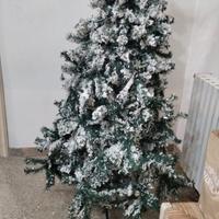 albero di natale innevato