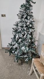 albero di natale innevato