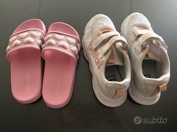 Scarpe da ginnastica e ciabatte