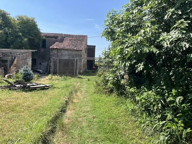 Rustico / Casale di 204 m² con più di 5 locali a R - Vista 4