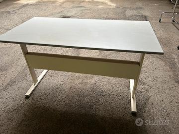 Scrivania metallo piano in legno.