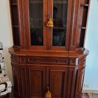 Mobile in legno con scaffali e vetrina