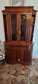 Mobile in legno con scaffali e vetrina