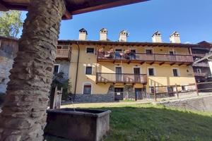 ETROUBLES Centro Paese