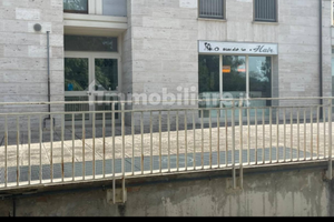 Locale commerciale uso precedente parrucchiere