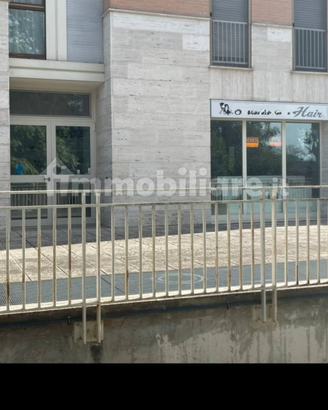 Locale commerciale uso precedente parrucchiere