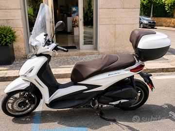 Beverly 300 HPE 2023 Pari al Nuovo - 3145 km
