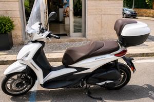 Beverly 300 HPE 2023 Pari al Nuovo - 3145 km