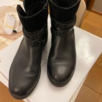 Stivaletti  numero 39 con borchie con tacca basso