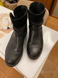 Stivaletti  numero 39 con borchie con tacca basso