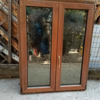 Finestra in alluminio rivestita (frontalmente).