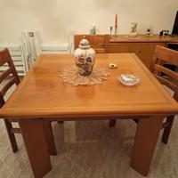 Tavolo soggiorno con quattro sedie