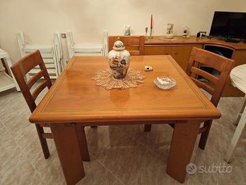 Tavolo soggiorno con quattro sedie