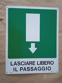 Cartello di sicurezza Lasciare libero il passaggio