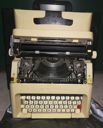 Macchina da scrivere Olivetti 32 con custodia 