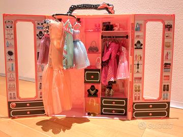 armadio Barbie più vestiti e accessori - Tutto per i bambini In vendita a  Como