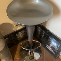 Sgabello girevole con regolazione di altezza