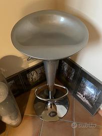 Sgabello girevole con regolazione di altezza