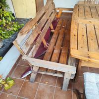 Tavolo per esterni con panca e 4 sedie pieghevoli