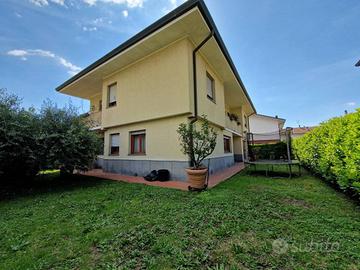 Villa di 240 m² con più di 5 locali e box auto dop