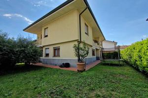 Villa di 240 m² con più di 5 locali e box auto dop