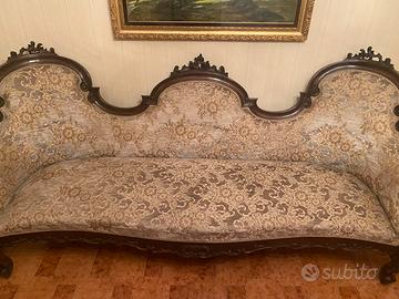 Divano più due poltrone