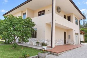 Casa indipendente di 687 m² con più di 5 locali e 