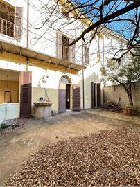 Casa indipendente di 592 m² con più di 5 locali a 