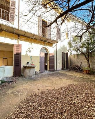 Casa indipendente di 592 m² con più di 5 locali a 