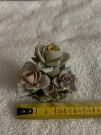 Composizione di rose in ceramica Capodimonte - NA