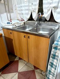 Cucina componibile con mobili pensili e lavello