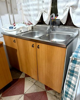 Cucina componibile con mobili pensili e lavello