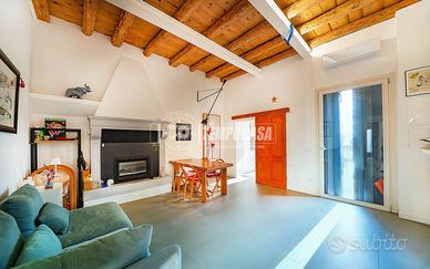 VILLA A SCHIERA RISTRUTTURATA CON GIARDINO E TERRA