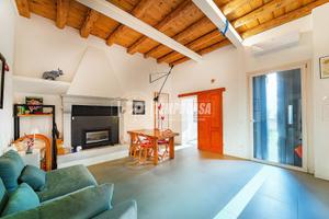 VILLA A SCHIERA RISTRUTTURATA CON GIARDINO E TERRA