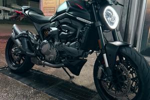 Ducati Monster 937 stealth black