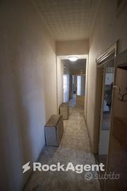 3 VANI IN CENTRO DA RISTRUTTURARE DI FRONTE L'UNIV