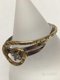 Anello a spirale in oro giallo e bianco con diaman