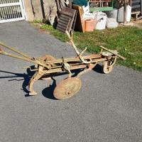 dischi e aratro vintage in ferro pieno