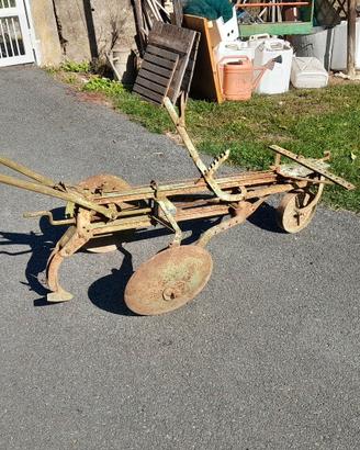 dischi e aratro vintage in ferro pieno