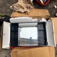 mobiletto per bagno con specchio e armadietti
