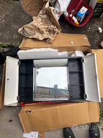 mobiletto per bagno con specchio e armadietti