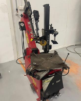 Smontagomme cormach con bracio automotizati