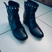 stivaletti in pelle con borchie