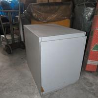 Mobiletto color tortora ad uso box, cantina, balco