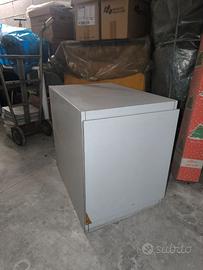 Mobiletto color tortora ad uso box, cantina, balco