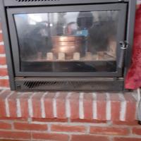 Inserto elettrico ventilato per caminetto a legna