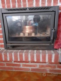 Inserto elettrico ventilato per caminetto a legna
