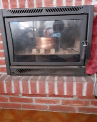 Inserto elettrico ventilato per caminetto a legna